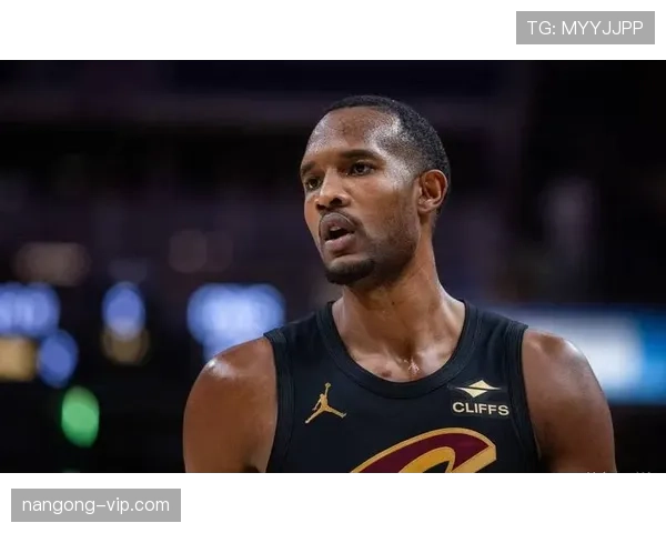 埃文·莫布里内线防守拉开篮下空间提升湖人进攻效率