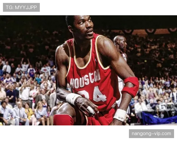 奥拉朱旺挡拆创造错位 改变内线攻防效率格局