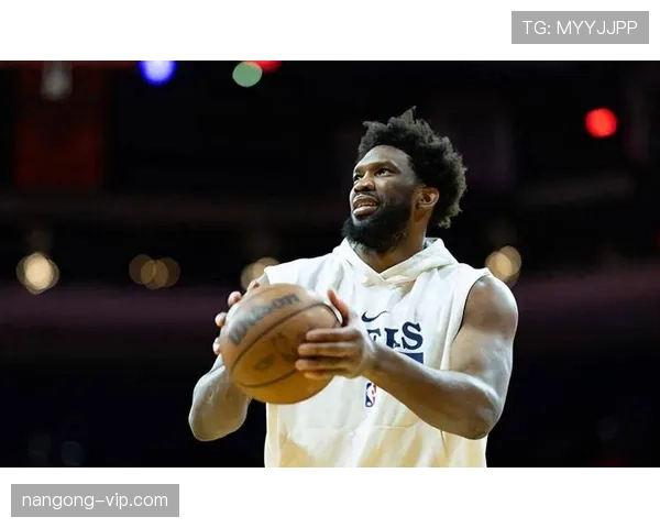 恩比德居然带狗狗进训练馆了？这待遇也太宠上天了吧！