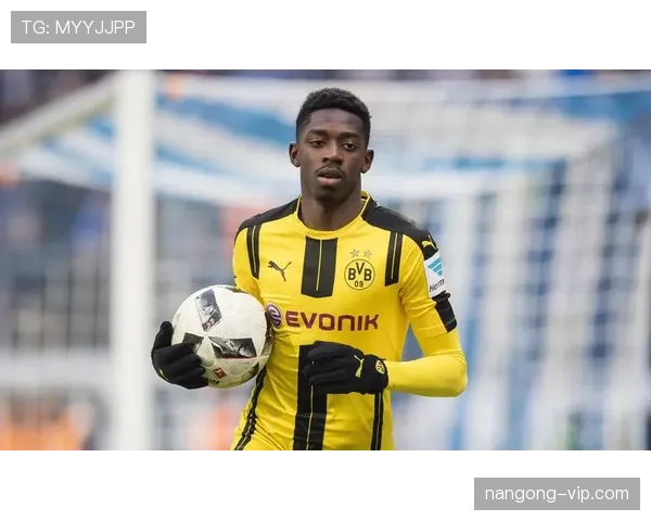 登贝莱居然在家穿得比出场还花哨，球场外这速度感觉是模特身份？