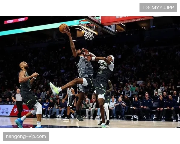 斯蒂芬·卡斯尔通过积极无球跑动拉开空间提升球队三分效率