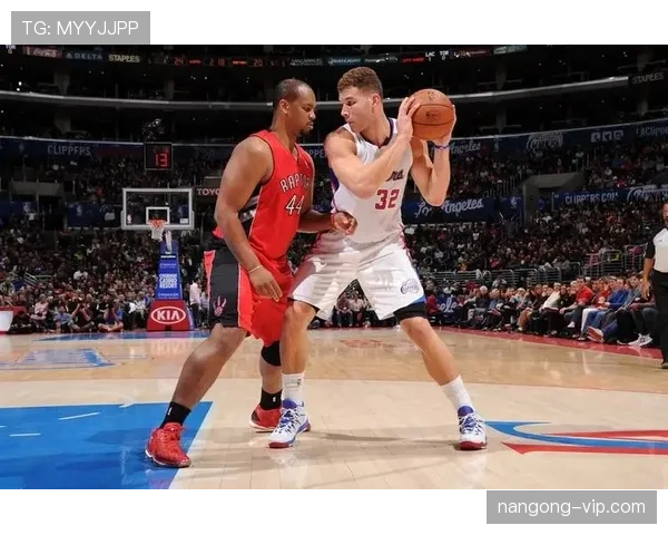 海耶斯内线强攻主导禁区，对比同期中锋提升得分效率